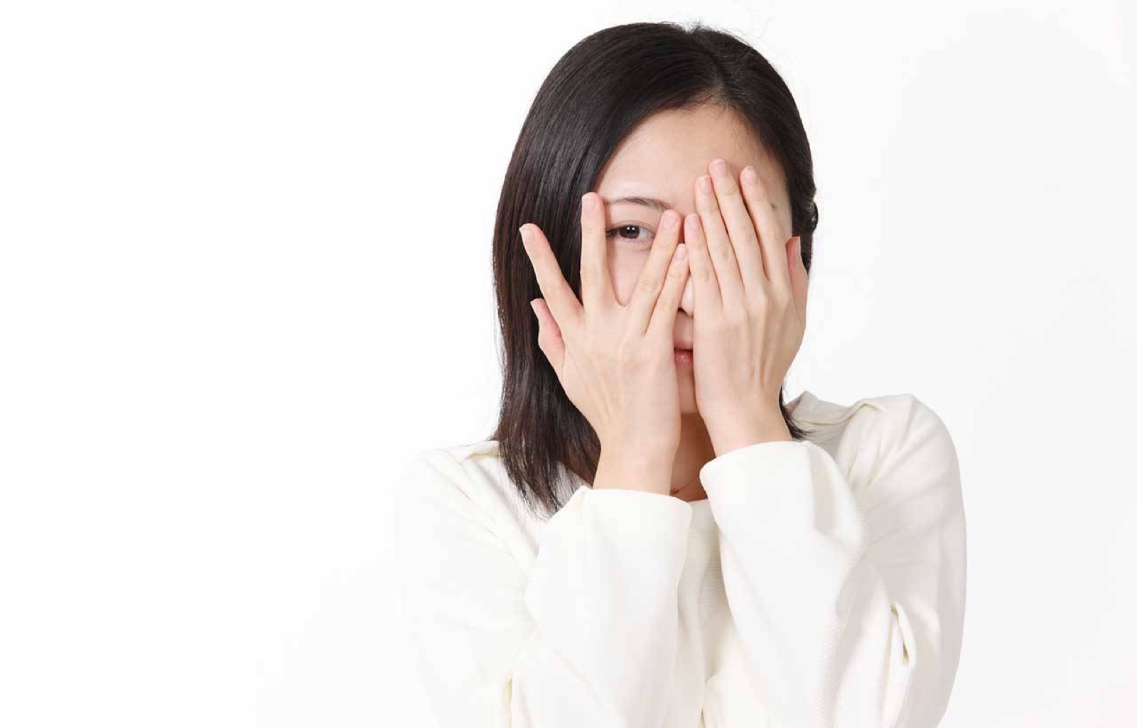 女性以手遮住半邊臉