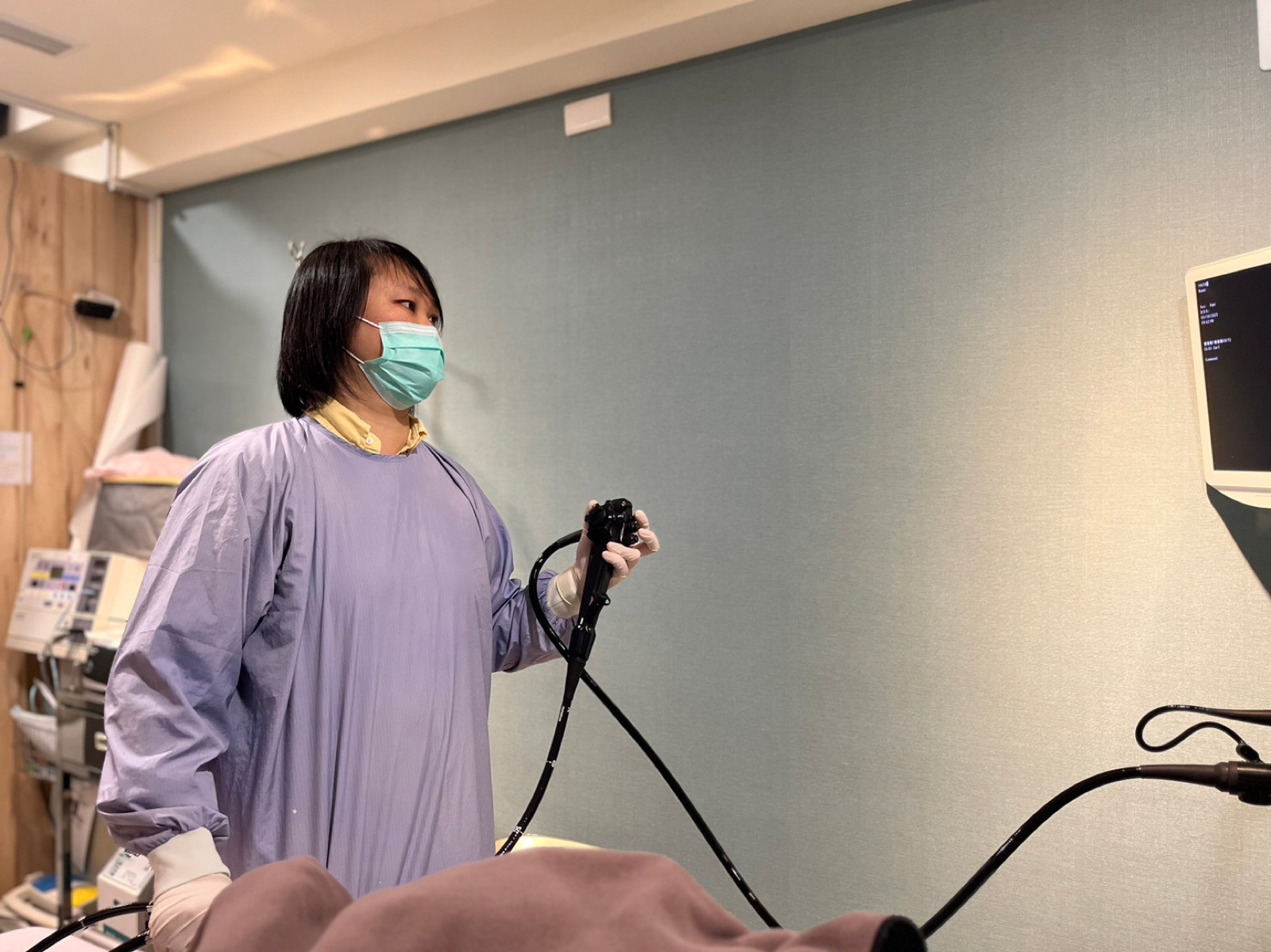 羅醫師胃病患細心的進行胃鏡檢查,羅醫師是女醫師,介意男醫師的朋友可以指定羅醫師