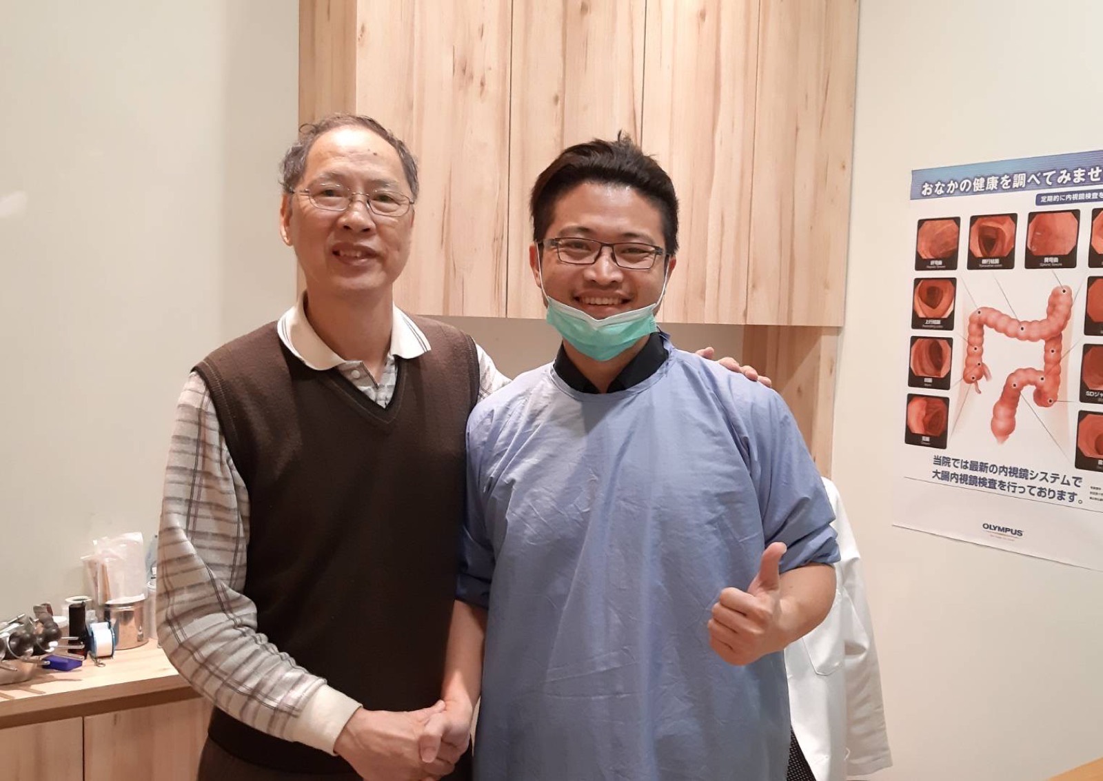 林耿億醫師與患者在診間合影
