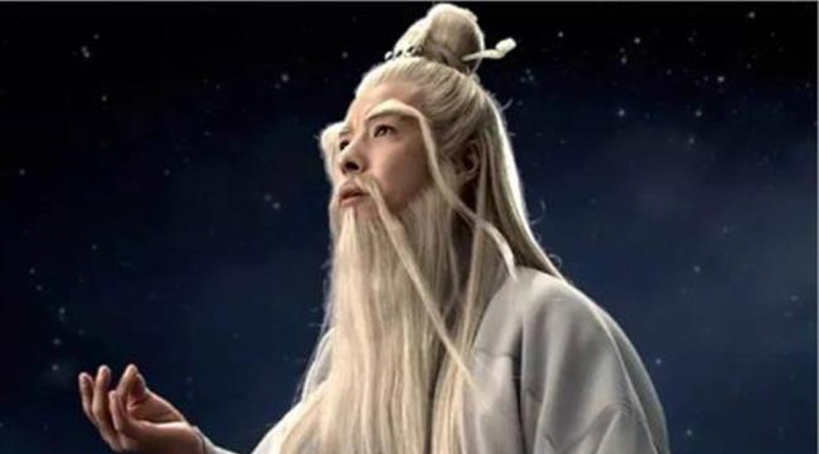 白髮長鬚的算命師形象,呼應從血便型態判讀病情